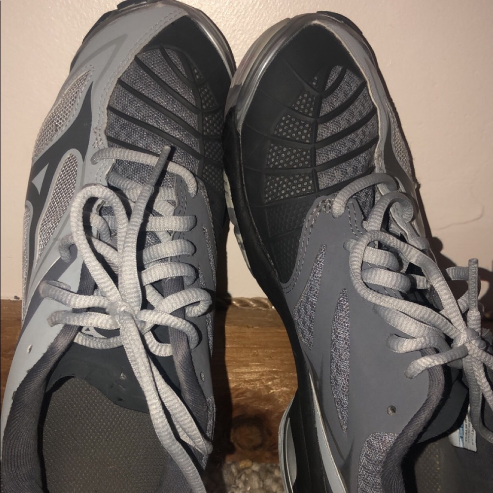 Women’s volleyball shoes